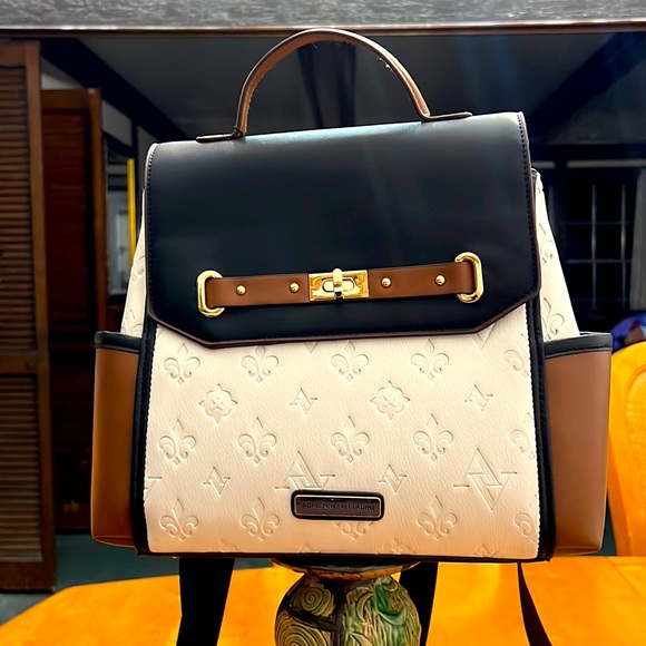 Adrienne Vittadini Handbags - Mom ♥️ NWT Luxurious Adrienne Vittadini 100% leather purse
